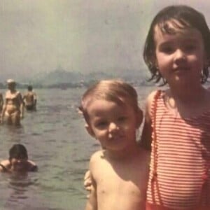 Fátima Bernardes na infância com a irmã, Vânia