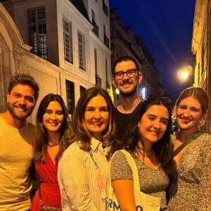 Fátima Bernardes e os três filhos em julho deste ano, durante encontro em Paris