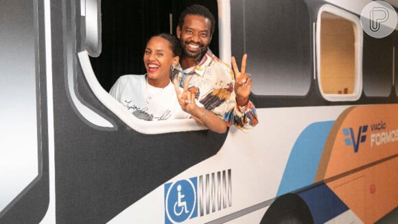 Jessica Ellen e Fabrício Boliveira em uma simulação de ônibus, parte do workshop da novela 'Volta por Cima'