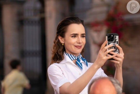 Lily Collins é a estrela Emily, da série 'Emily em Paris', da Netflix.