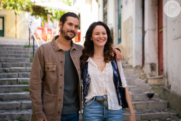 Rudá (Nicolas Prattes) e Felipa (Joana de Verona) em Portugal