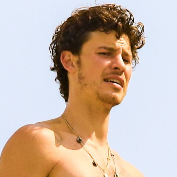 Shawn Mendes exibe peitoral definido em primeira aparição em hotel no Rio de Janeiro