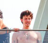 Corpo de Shawn Mendes impressionou em cliques registrados por paparazzo