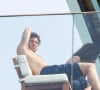 Shawn Mendes também curtiu a varanda da piscina do Fasano ao lado de amigos e equipe