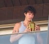 Hopedado no Hotel Fasano, Shawn Mendes foi flagrado por paparazzo tomando água de coco e comendo banana