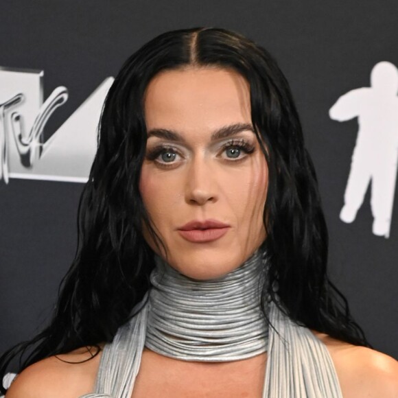 Katy Perry também já afirmou que em seus camarins até possuem comidas saudáveis quando está em turnê com a equipe.