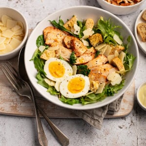 A dieta do ovo é composta pelo alimento junto de outras fontes de proteínas magras, como o frango e muita salada