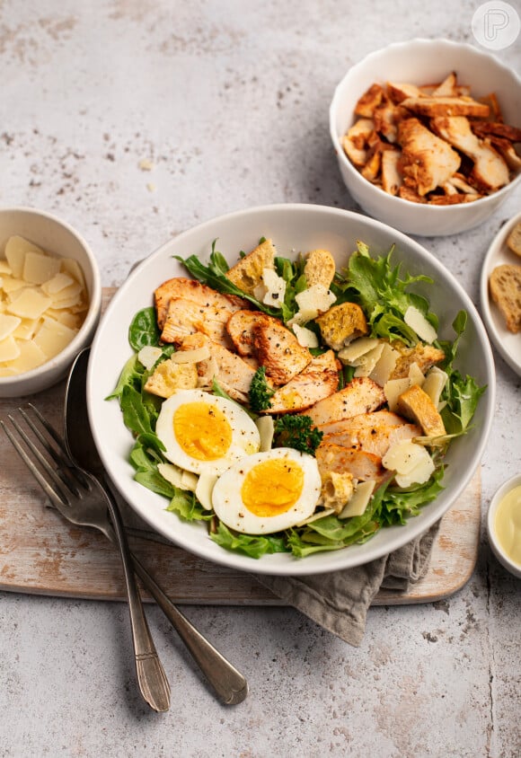 A dieta do ovo é composta pelo alimento junto de outras fontes de proteínas magras, como o frango e muita salada