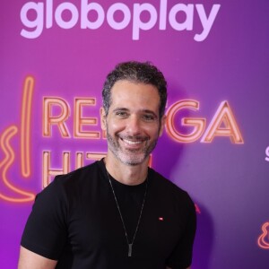 Mouhamed Harfouch escolheu look all black para lançar a nova temporada da série 'Rensga Hits'