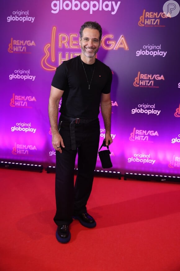 Mouhamed Harfouch escolheu look all black para lançar a nova temporada da série 'Rensga Hits'