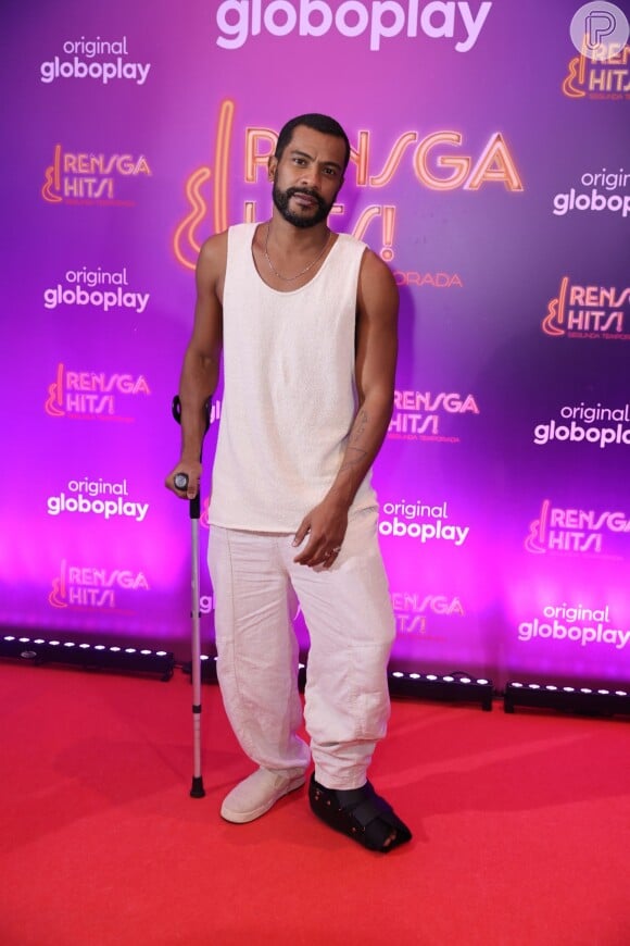 Samuel de Assis preferiu um look all white com camiseta regata para a festa da nova temporada da série 'Rensga Hits'