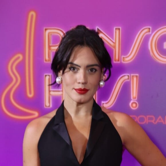 Letícia Lima foi outra famosa a eleger o look all black com direito a mini-saia para a festa da nova temporada da série 'Rensga Hits'