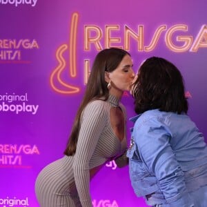 Deborah Secco e Fabiana Karla trocam beijo na festa da nova temporada da série 'Rensga Hits'