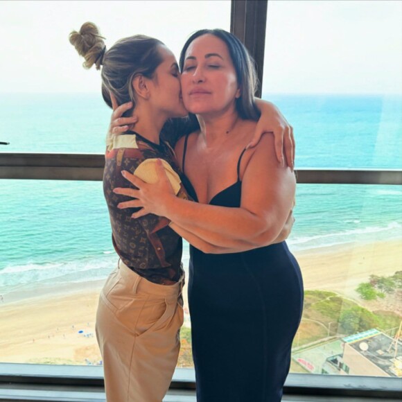 Deolane Bezerra confirmou a preocupação com a mãe na primeira postagem após saída da cadeia: 'A mulher mais forte do mundo. Eu não iria embora sem a senhora... Nunca...'