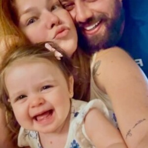 Rafael Cardoso se tornou pai de Helena há 11 meses. Atualmente, ele vive um relacionamento com a mãe da criança, a psicóloga Carol Ferraz