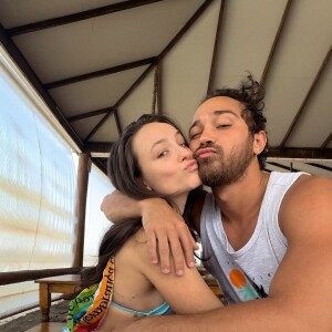 Larissa Manoela também apareceu grudadinha no marido, André Luiz Frambach