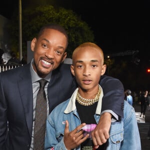 Vídeos de Will Smith beijando Jaden Smith, aparentemente contra a vontade do jovem [que era criança] geraram revolta na web