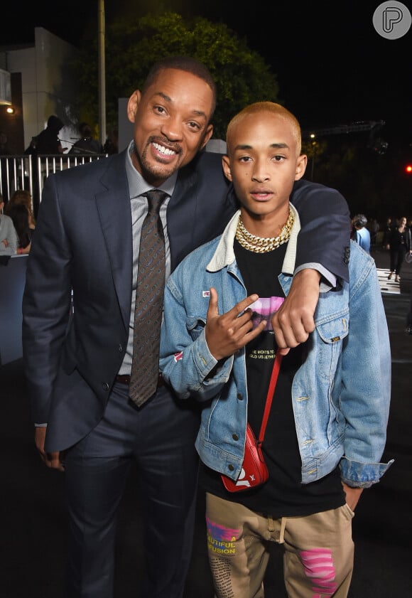 Vídeos de Will Smith beijando Jaden Smith, aparentemente contra a vontade do jovem [que era criança] geraram revolta na web