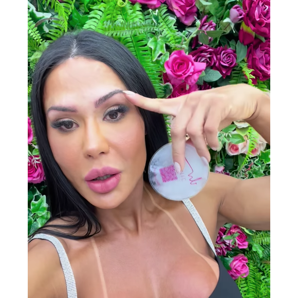 Gracyanne Barbosa removeu uma micropigmentação antiga que tinha nas sobrancelhas, feita há muitos anos