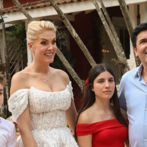 Ana Hickmann e Edu Guedes com os respectivos filhos em festa de noivado no mês passado