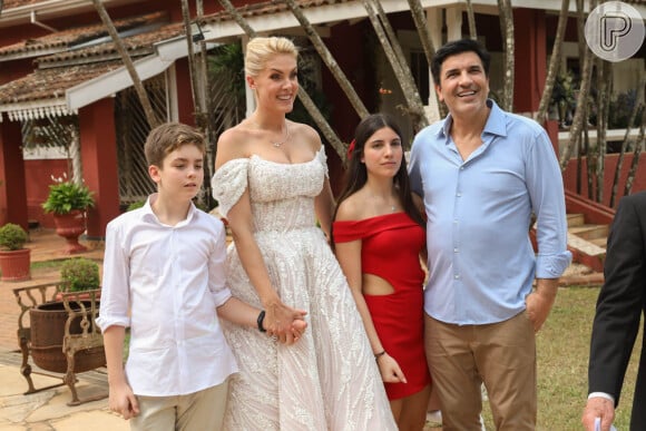 Ana Hickmann e Edu Guedes com os respectivos filhos em festa de noivado no mês passado