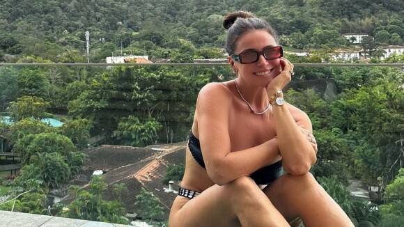 Giovanna Antonelli valoriza corpo definido em foto de biquíni tomara que caia, mas detalhe inusitado rouba a cena: 'Cadê o umbigo'