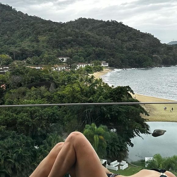 Nos cliques, Giovanna Antonelli destacou seu corpo sarado em um biquíni tomara que caia com detalhes em preto e branco