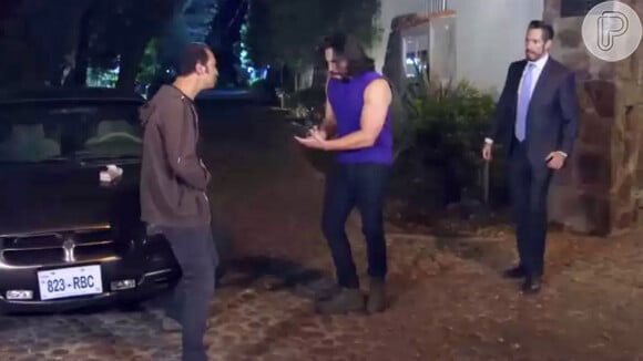 Félix leva um tiro em luta corporal com Abel na novela Contigo Sim