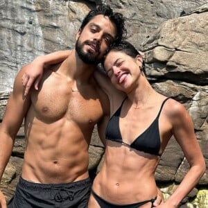 Agatha Moreira exibe barriga trincada em fotos de biquíni com Rodrigo Simas e web elogia corpo da atriz