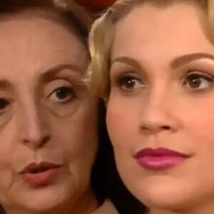 Na novela 'Alma Gêmea', Cristina vai com sua mãe Débora, e o delegado, até a porta do sítio, para trazer Rafael de volta para casa.