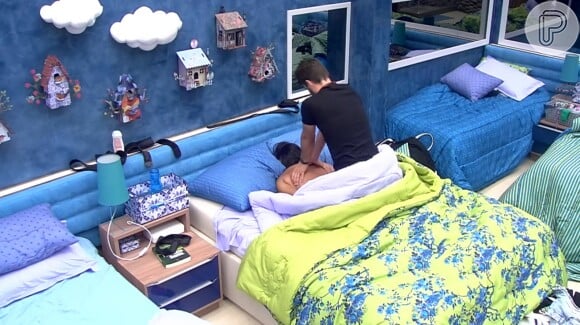 Rafael faz massagem em Talita no Quarto Azul