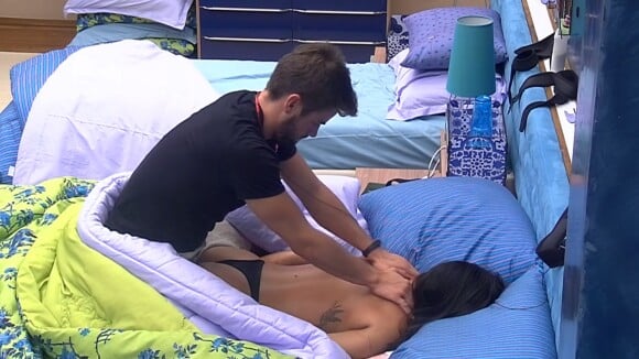 'BBB15': após festa, Talita fica só de calcinha e recebe massagem de Rafael