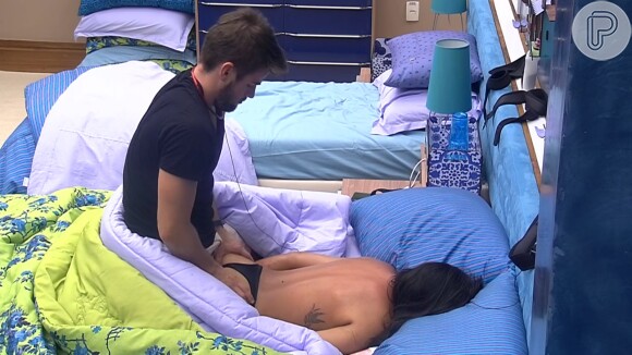 Rafael apalpa bumbum de Talita durante massagem
