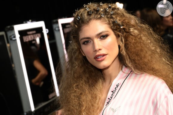 Valentina Sampaio brilha na passarela do Victoria's Secret Show 2024 com lingerie de tirar o fôlegoé a primeira modelo trans a ser contratada pela icônica marca.