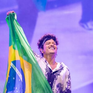 Bruno Mars está no Brasil para uma série de shows e o público, encantado pelo carisma do popstar, está ávido por descobrir mais curiosidades sobre sua trajetória