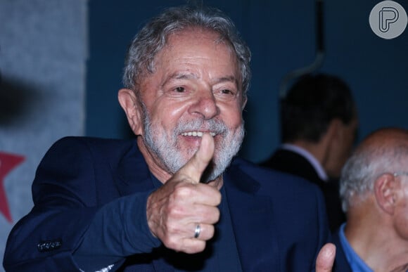 Lula segue em casa, em observação