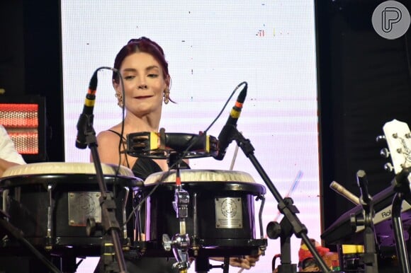 Gkay se divertiu na bateria durante a festa de casamento de João Gomes e Ary Mirelle em castelo do Recife