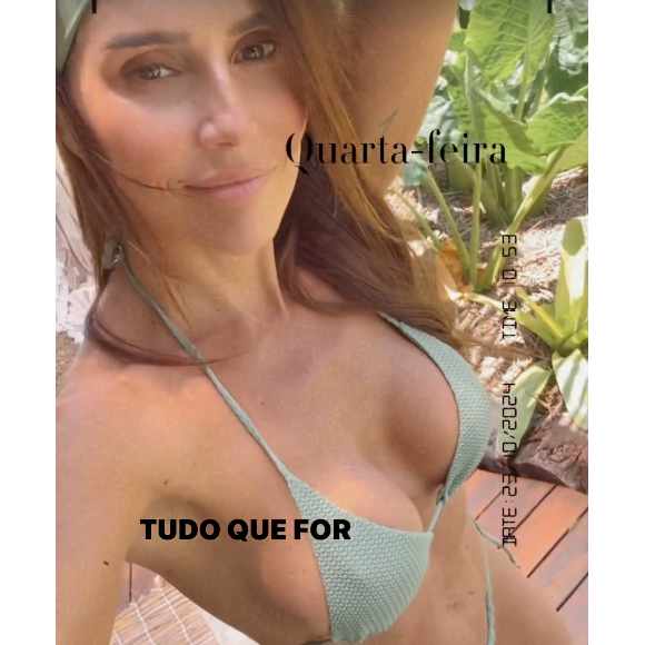 Já nesta quarta-feira (23), Deborah Secco apareceu com um biquíni verde cortininha belíssimo