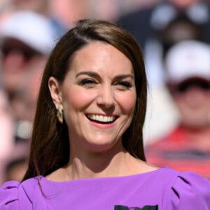 Porém, você pode pagar bem menos para ter a pele de Kate Middleton: há opções a partir de R$ 75,90 aqui no Brasil!