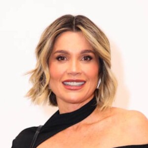 Flávia Alessandra elege vestido preto com recorte estratégico para evento feminino em São Paulo