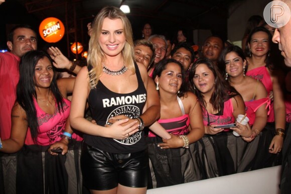 Fernanda Keulla recebe o carinho dos fãs no festival Guetho Square, em Belém do Pará