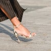 Animal print está com tudo! 5 looks com sapatos na estampa de oncinha e derivados para você se inspirar