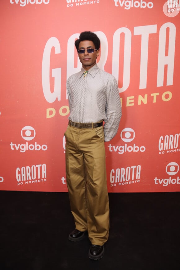 Ícaro Silva caprichou no look para a festa de lançamento da novela 'Garota do Momento'