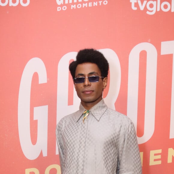 Ícaro Silva caprichou no look para a festa de lançamento da novela 'Garota do Momento'