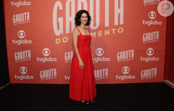 Maria Flor elegeu um vestido longo para a festa da novela 'Garota do Momento'