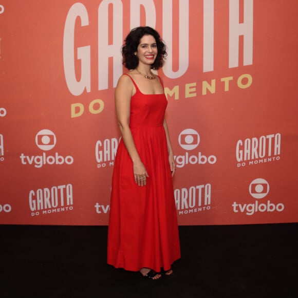 Maria Flor elegeu um vestido longo para a festa da novela 'Garota do Momento'