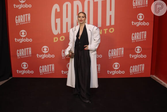 Letícia Colin combinou decote com sobretudo na festa da novela 'Garota do Momento'