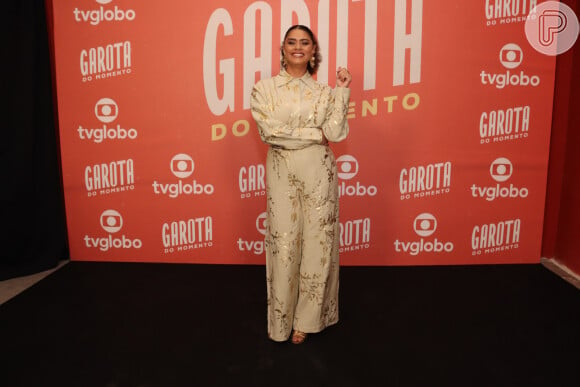 Ana Flávia Cavalcanti preferiu um look estampado e fechado para a festa da novela 'Garota do Momento'