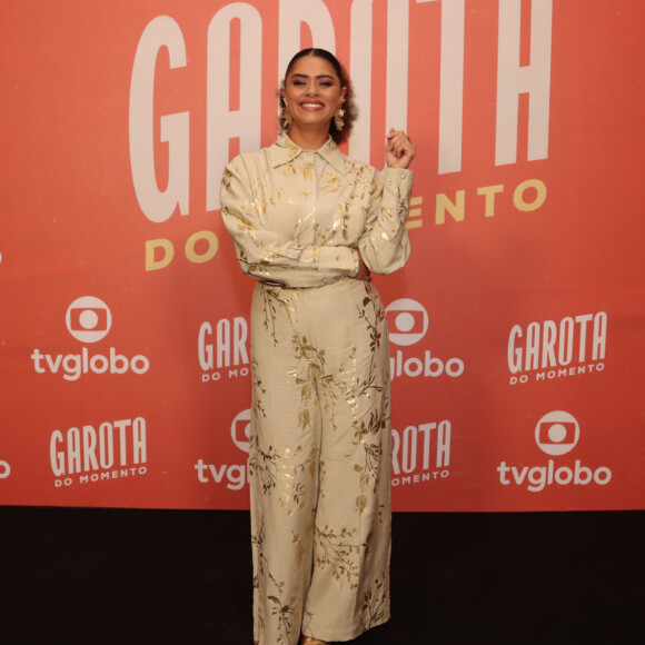 Ana Flávia Cavalcanti preferiu um look estampado e fechado para a festa da novela 'Garota do Momento'