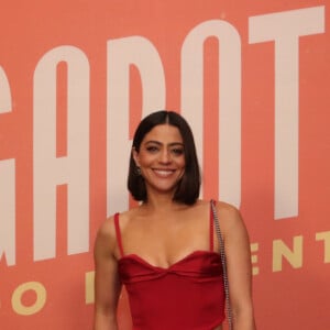 Carol Castro também preferiu um vestido vermelho para a festa da novela 'Garota do Momento'